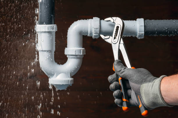 Professional Emergency Plumber technician working in Racine, MO